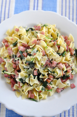 Pasta mit Schinken und Gemüse