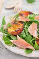Salat mit Forelle und gegrillten Pfrisichen