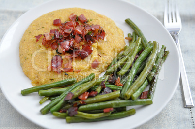 Polenta mit Speck und grünen Bohnen