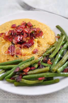 Polenta mit Speck und grünen Bohnen