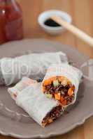 Vegane Asiatische Reispapier Rollen mit Quinoa und Gemüse