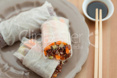 Vegane Asiatische Reispapier Rollen mit Quinoa und Gemüse
