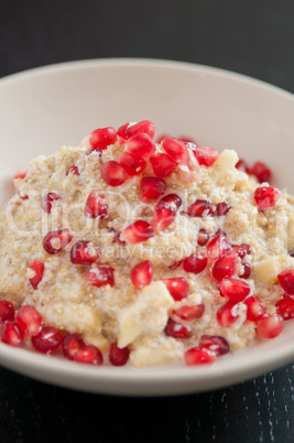 Quinoa Milchbrei mit Grantapfelkernen