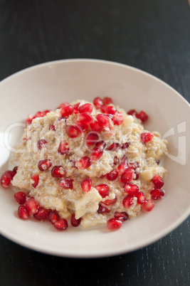 Quinoa Milchbrei mit Grantapfelkernen