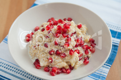 Quinoa Milchbrei mit Grantapfelkernen