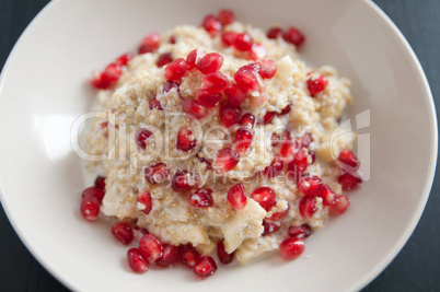 Quinoa Milchbrei mit Grantapfelkernen