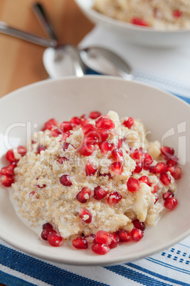 Quinoa Milchbrei mit Grantapfelkernen