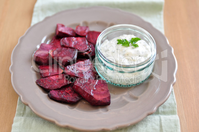 Rote Beete Chips mit Sauerrahm Dip