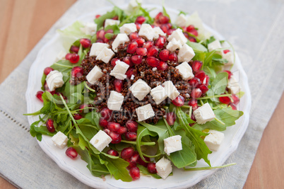 Salat mit Quinoa, Feta Käse und Granatapfelkernen