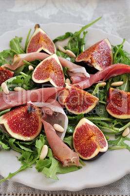Salat mit Feigen und Prosciutto