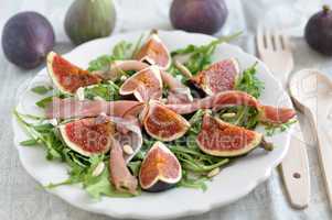 Salat mit Feigen und Prosciutto