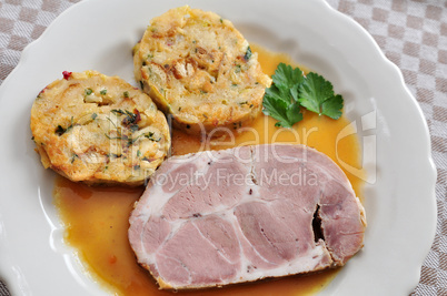 Schweinebraten mit Semmelknödel