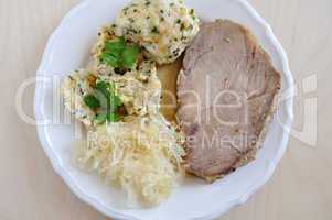 Schweinebraten mit Semmelknödel und Sauerkraut