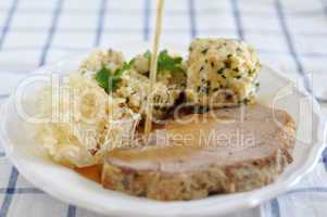 Schweinebraten mit Semmelknödel und Sauerkraut