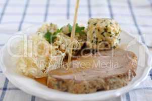 Schweinebraten mit Semmelknödel und Sauerkraut