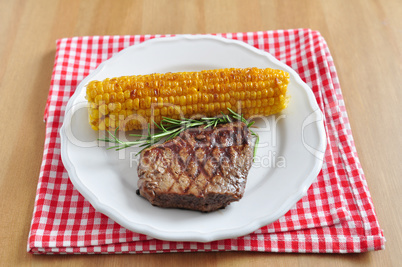 Steak mit gegrilltem Mais