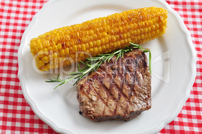 Steak mit gegrilltem Mais