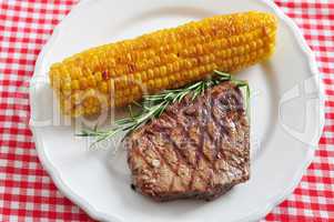 Steak mit gegrilltem Mais
