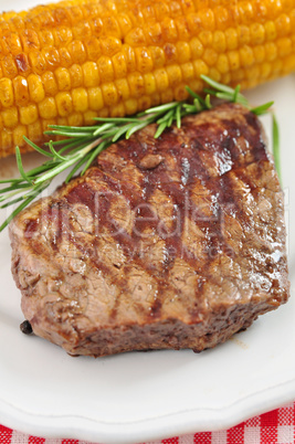 Steak mit gegrilltem Mais