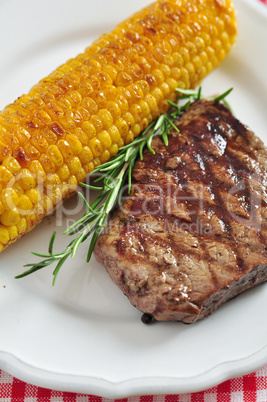Steak mit gegrilltem Mais
