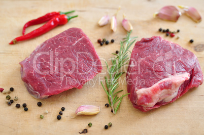 Rohes Steak mit Gewürzen
