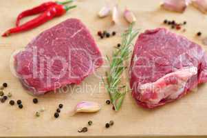 Rohes Steak mit Gewürzen