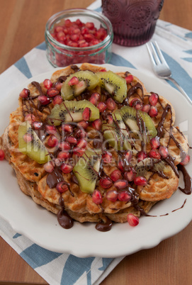 Waffeln mit Schokolade und Früchten