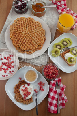 Vollkorn Waffeln mit Obst zum Frühstück