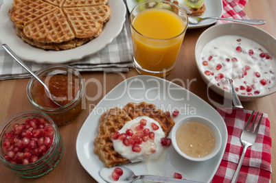 Vollkorn Waffeln mit Obst zum Frühstück