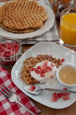 Vollkorn Waffeln mit Obst zum Frühstück