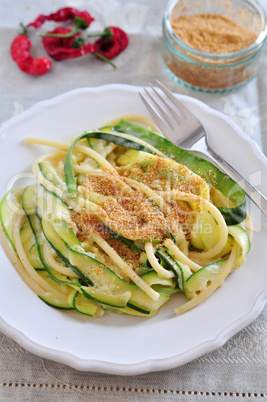 Zucchini Pasta mit Bröseln