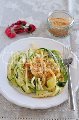 Zucchini Pasta mit Bröseln