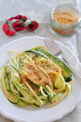 Zucchini Pasta mit Bröseln