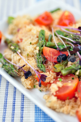 Couscous Salat mit Spargel und Tomaten