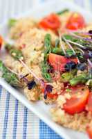 Couscous Salat mit Spargel und Tomaten