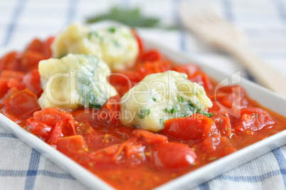 Brennessel Gnocchi mit Tomaten Ragu