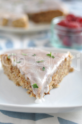 Mandelkuchen mit Zitronenglasur und Himbeeren