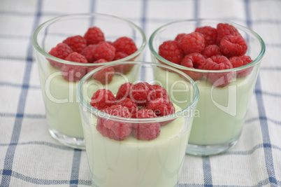 Pistazienpudding mit Himbeeren