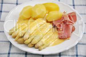 Spargel mit Sauce Hollandaise, Kartoffeln und Schinken