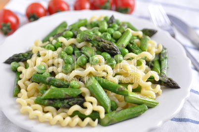 Pasta mit Spargel und Erbsen