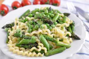 Pasta mit Spargel und Erbsen