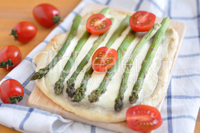 Flammkuchen mit Spargel und Tomaten