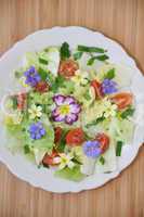 Frühling Salat mit essbaren Blüten