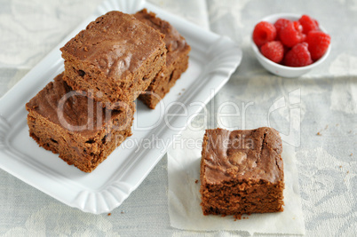 Schokoladen Brownie mit Himbeeren