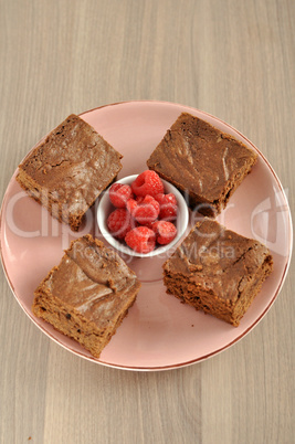 Schokoladen Brownie mit Himbeeren