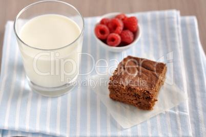 Schokoladen Brownie mit Himbeeren