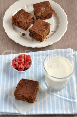 schokoladen brownie mit himbeeren