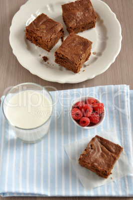 schokoladen brownie mit himbeeren