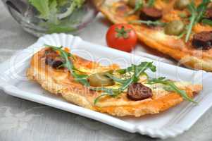 Chorizo Tarte mit Rucola und Oliven