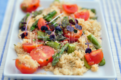 Couscous Salat mit Spargel und Tomaten